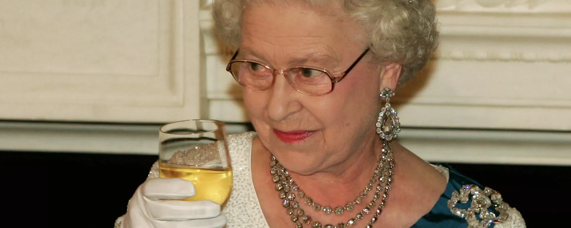 La reina Isabel II levanta su copa después de hacer un brindis durante una cena de Estado en la Casa Blanca (EEUU) en 2007 La reina Isabel II levanta su copa después de hacer un brindis durante una cena de Estado en la Casa Blanca (EEUU) en 2007 - Sputnik Mundo, 1920, 16.10.2021