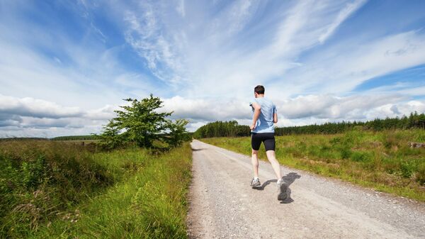 Un hombre corriendo - Sputnik Mundo