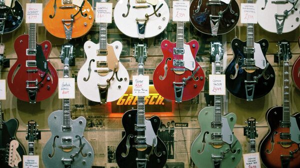 Una tienda de guitarras eléctricas - Sputnik Mundo