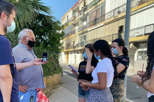 Jóvenes del barrio participando con la recolecta de testimonios orales en el barrio - Sputnik Mundo