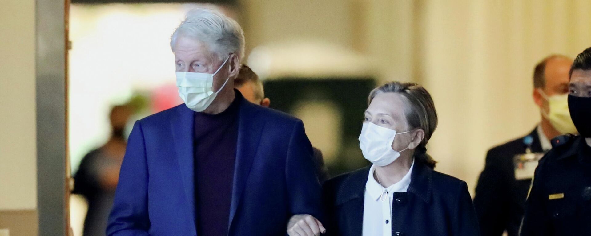 El expresidente estadounidense Bill Clinton deja el centro hospitalario UC Irvine, en el estado de California, al lado de su esposa, Hillary Clinton - Sputnik Mundo, 1920, 17.10.2021