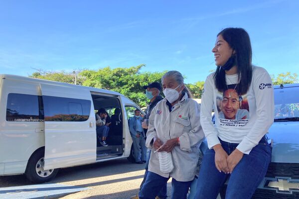 Reyna Barrera de 73 años y Danna Esparza de 17, son la mayor y la menor integrantes del amplio grupo de mujeres que conforman la base de la sexta Brigada Nacional de Búsqueda. Reyna busca a su hijo, Luis Javier Hernández Barrera, desaparecido en Poza Rica, Veracruz, el 20 de noviembre de 2011 y Danna busca a su hermano, Jesús Alejandro Guevara Esparza, desaparecido el 6 de abril de 2021 en Morelos. - Sputnik Mundo