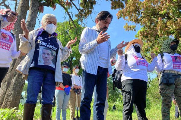 El Padre Andrés Carrasco, sacerdote de la Iglesia Anglicana oficia una oración previo al inicio de la búsqueda en campo en el municipio de Yautepec, Morelos. El Padre Carrasco llegó a acompañar espiritualmente la labor de las familias desde la Parroquia de la Sagrada Familia, en la alcaldía Gustavo A. madero de la Ciudad de México. - Sputnik Mundo