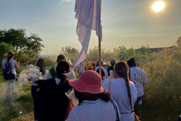 Familias que integran la sexta Brigada Nacional de búsqueda llegan en procesión al panteón de Tetelcingo, para bendecir el sitio dónde más de una centena de personas fueron inhumadas clandestinamente por la Fiscalía local, en años previos. - Sputnik Mundo