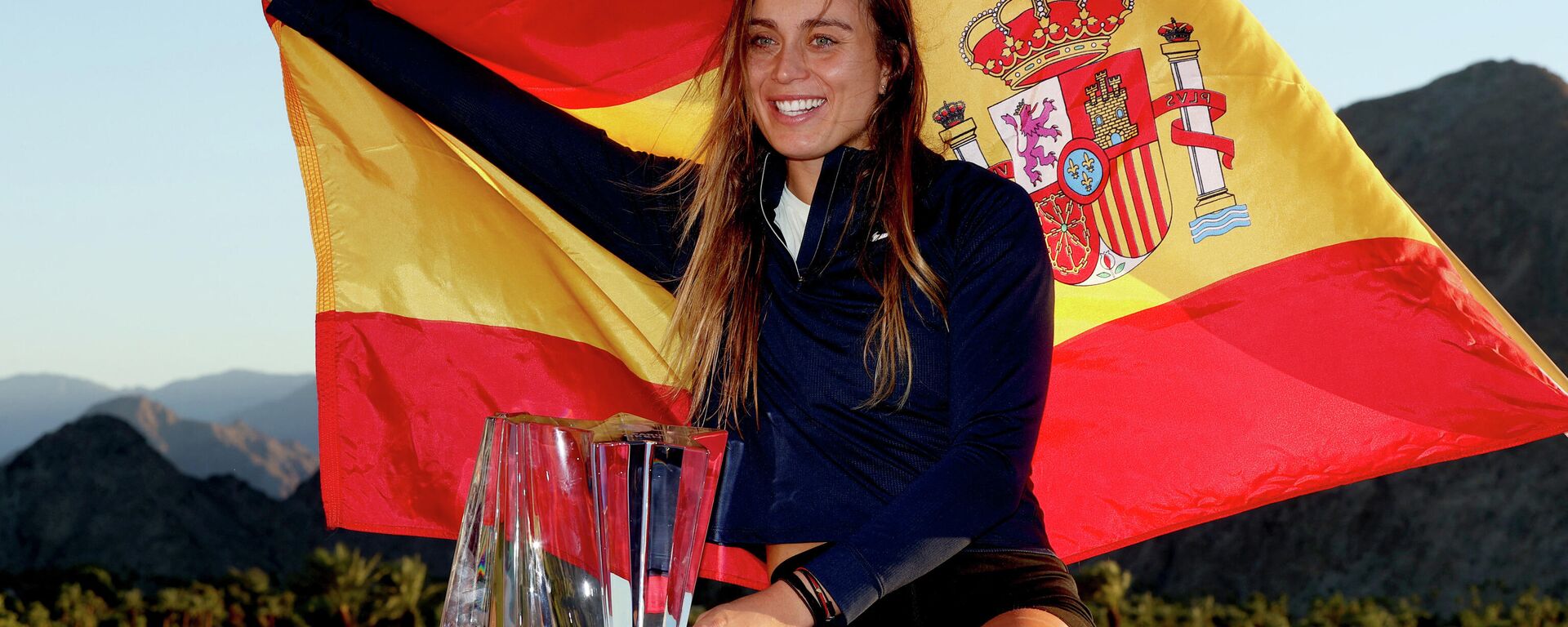 Paula Badosa con el trofeo de Indian Wells - Sputnik Mundo, 1920, 18.10.2021