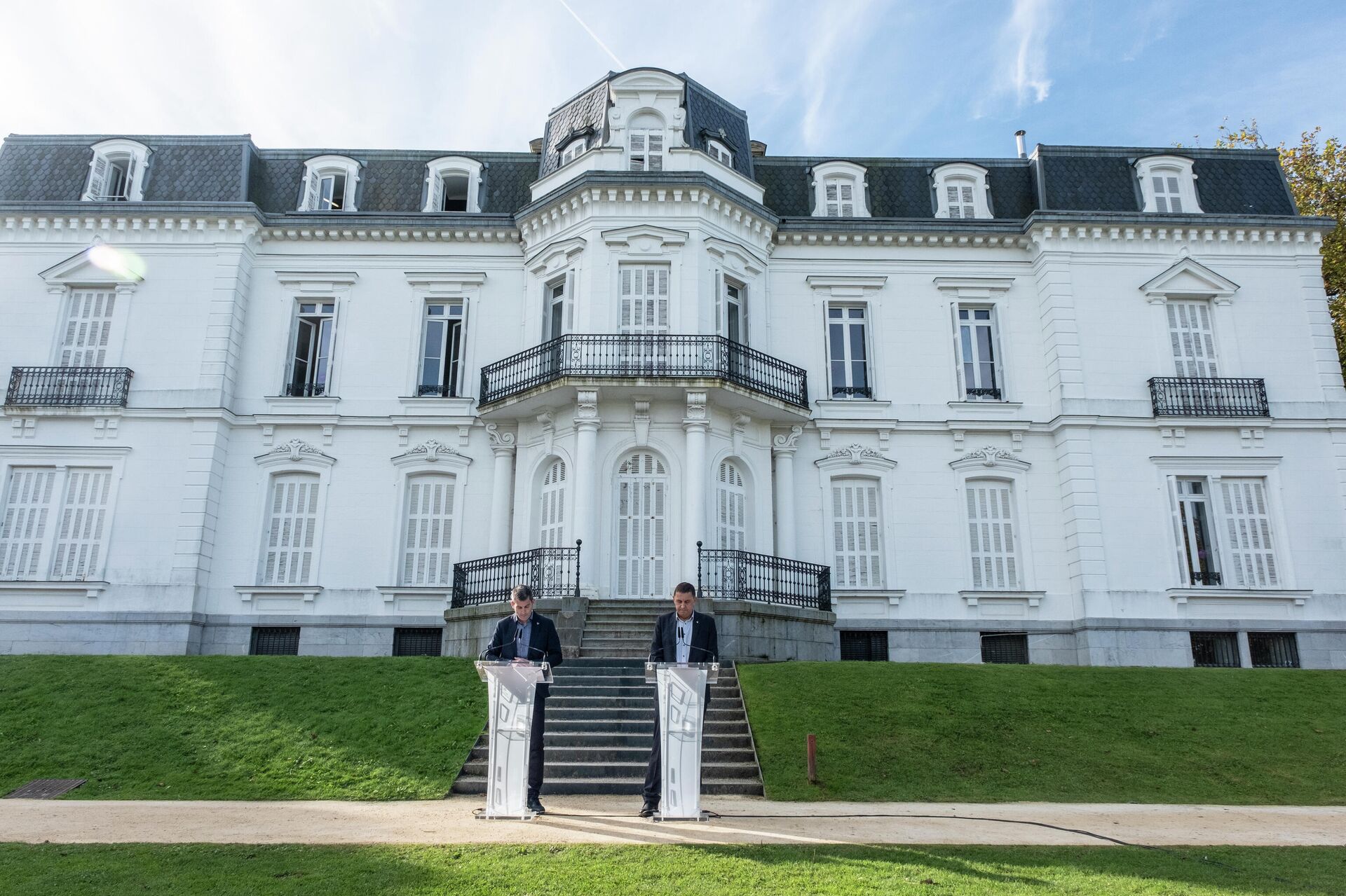 Arnaldo Otegi y Arkaitz Rodríguez en el palacio de Aiete, en la ciudad vasca de San Sebastián Arnaldo Otegi y Arkaitz Rodríguez en el palacio de Aiete, en la ciudad vasca de San Sebastián - Sputnik Mundo, 1920, 18.10.2021