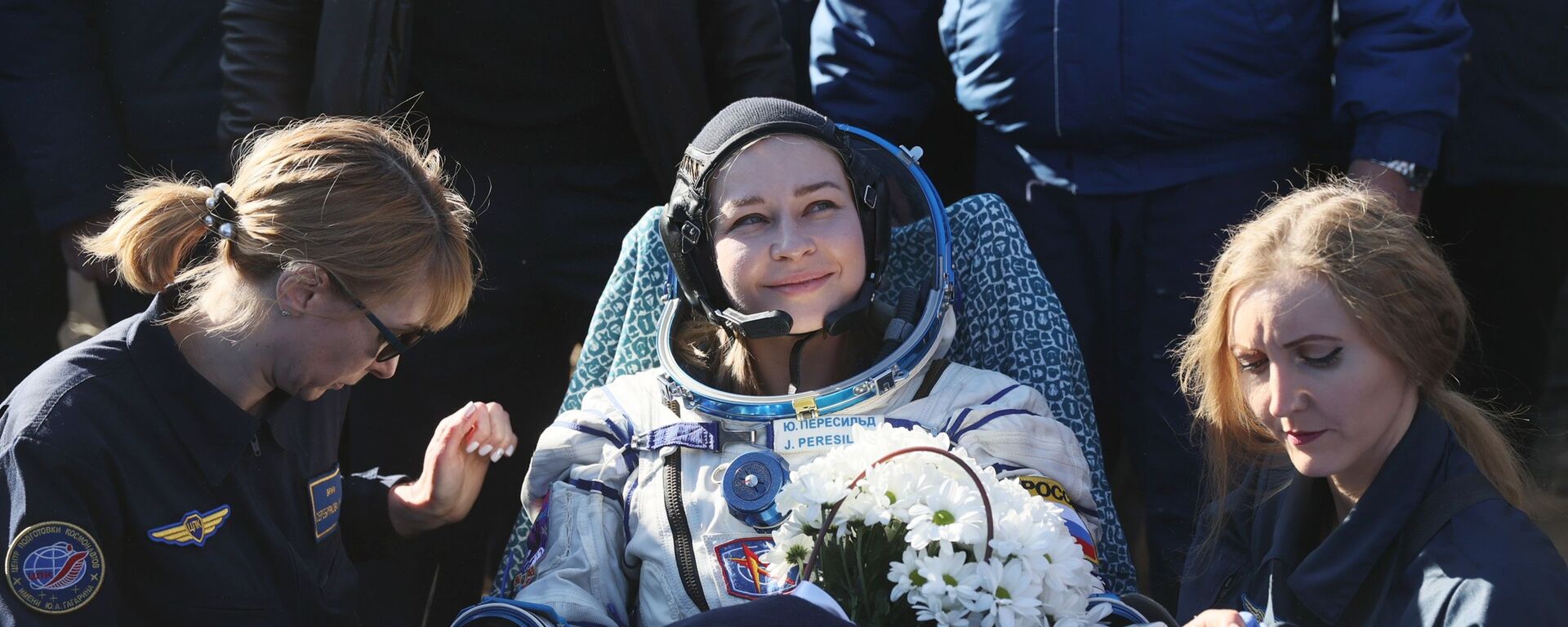 Член съемочной группы фильма Вызов актриса Юлия Пересильд после посадки спускаемого аппарата транспортного пилотируемого корабля Союз МС-18 - Sputnik Mundo, 1920, 18.10.2021