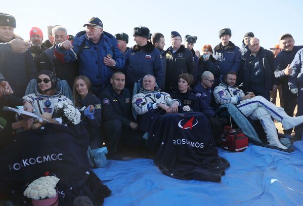 El director de cine Klim Shipenko y la actriz Yulia Peresild han regresado a la Tierra tras rodar un nuevo largometraje en la EEI bajo el título provisional de El desafío. - Sputnik Mundo