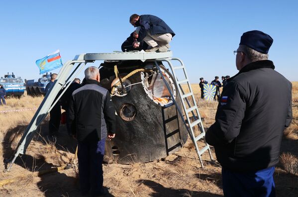 El vehículo de descenso de la nave espacial de transporte tripulado Soyuz MS-18 después del aterrizaje. - Sputnik Mundo