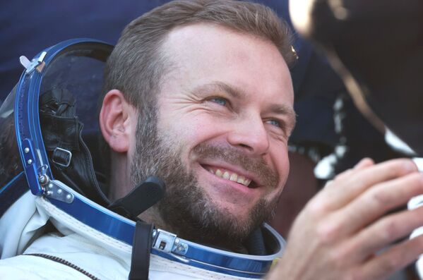 Está previsto que la tripulación dé su primera rueda de prensa el 19 de      octubre.En la foto: el cineasta Klim Shipenko tras el aterrizaje del Soyuz MS-18. - Sputnik Mundo