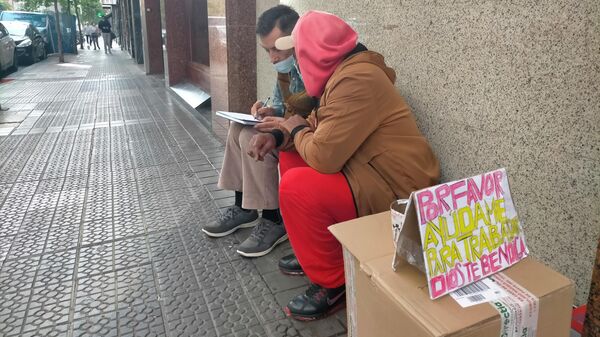 Un profesor jubilado da clase gratis a un indigente en la calle para que obtenga un título - Sputnik Mundo