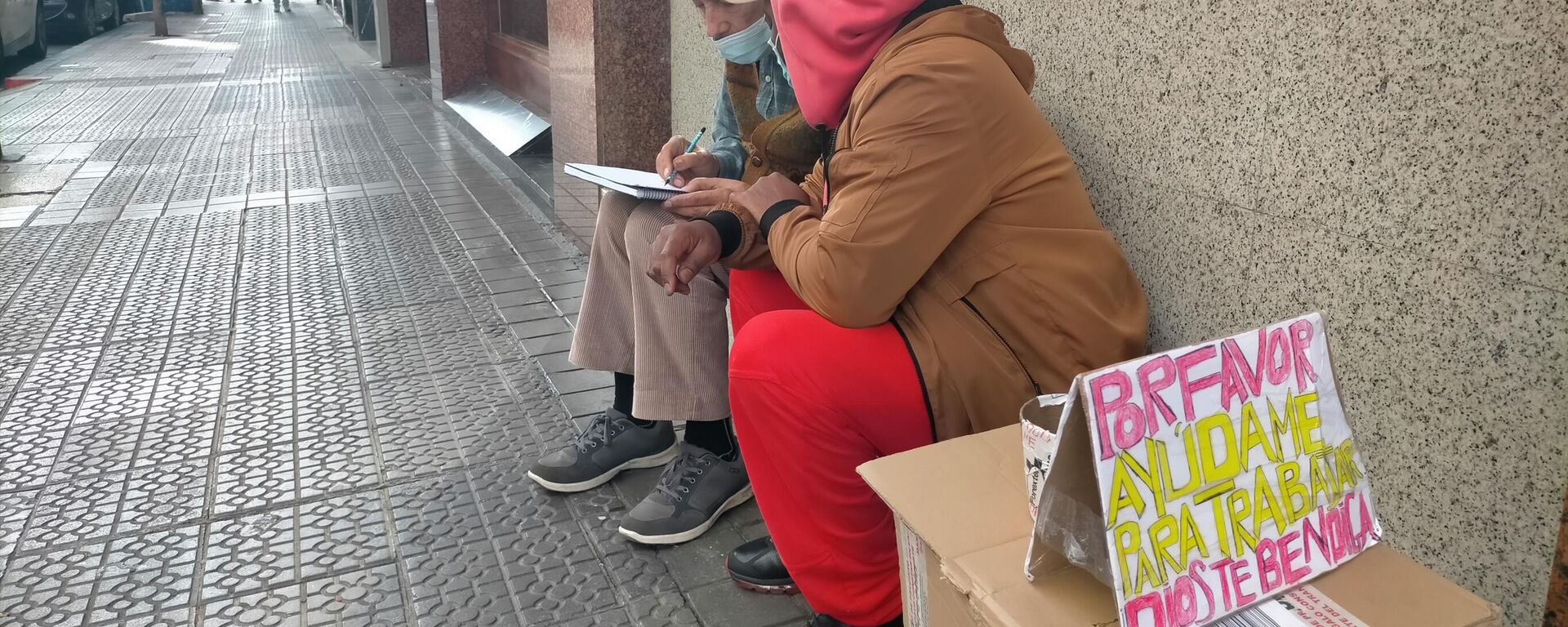 Un profesor jubilado da clase gratis a un indigente en la calle para que obtenga un título - Sputnik Mundo, 1920, 18.10.2021