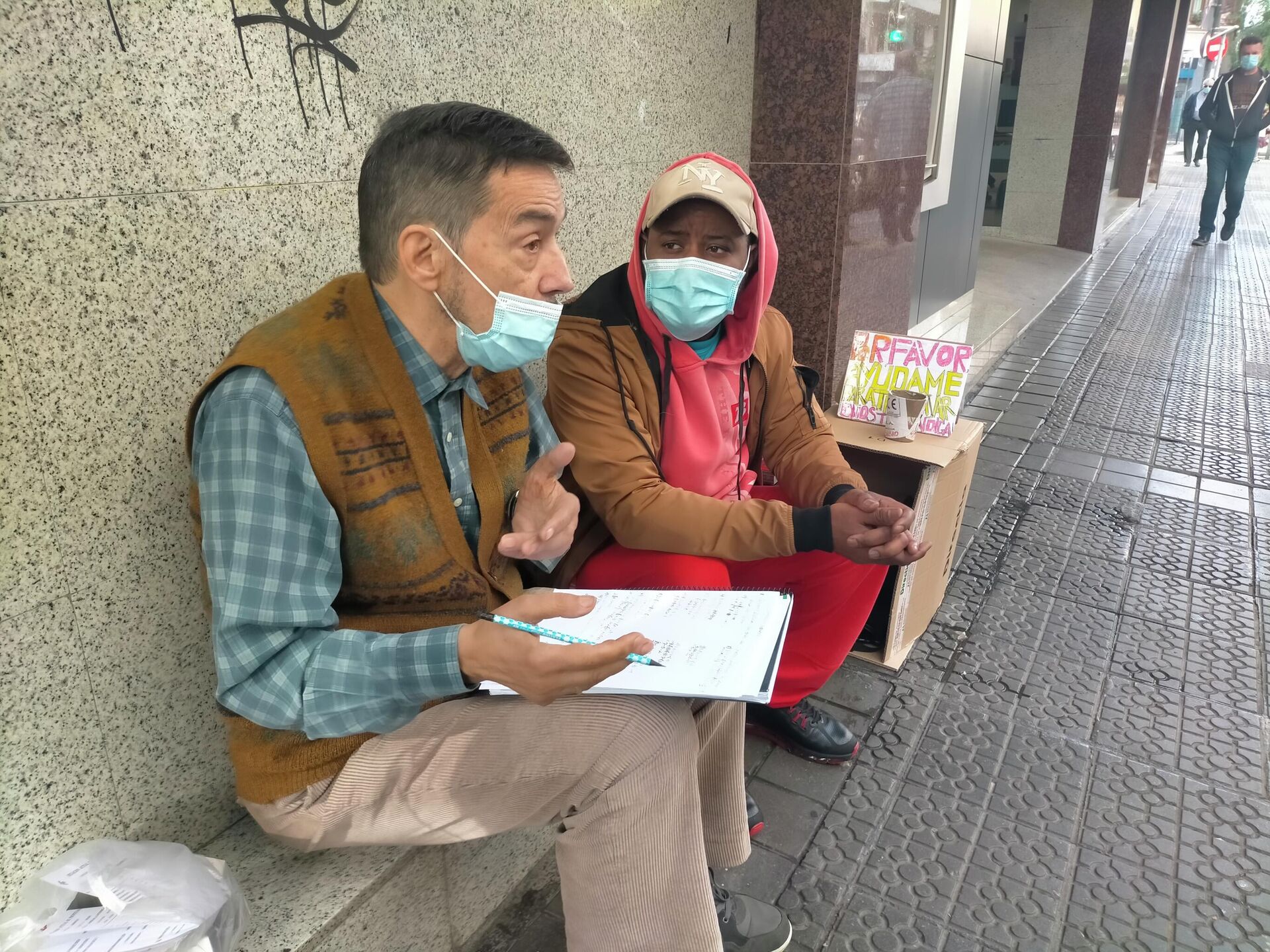 Un profesor jubilado da clase gratis a un indigente en la calle para que obtenga un título - Sputnik Mundo, 1920, 18.10.2021