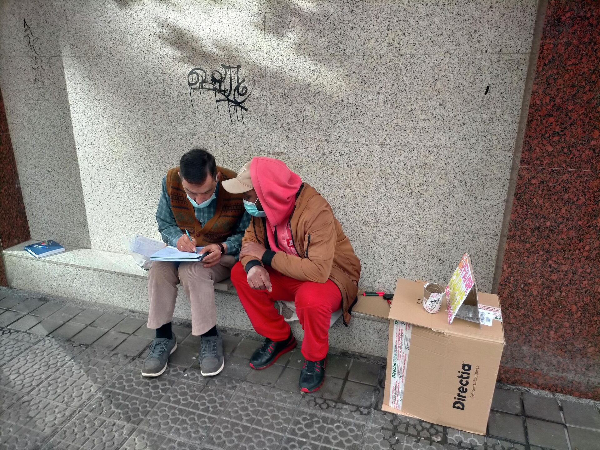 Un profesor jubilado da clase gratis a un indigente en la calle para que obtenga un título - Sputnik Mundo, 1920, 18.10.2021