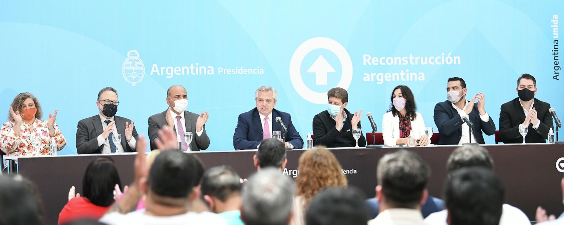 El presidente argentino, Alberto Fernández, en el Museo del Bicentenario de Casa Rosada, junto al gobernador, Gustavo Melella - Sputnik Mundo, 1920, 18.10.2021