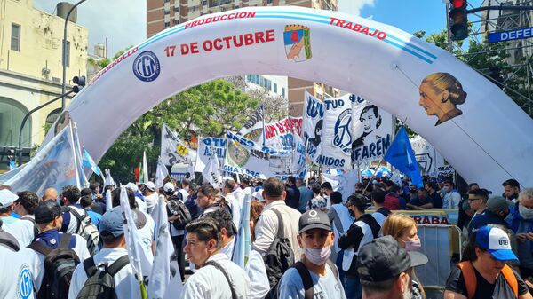 Decenas de miles de trabajadores colmaron las calles por el Dia de la Lealtad peronista - Sputnik Mundo