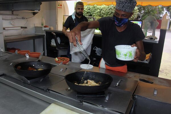 Cocinero trabajando en D´La Abuela - Sputnik Mundo