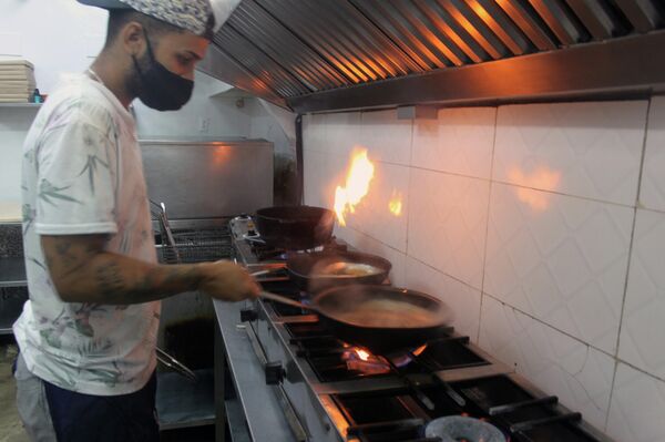 Cocinero trabajando en D´La Abuela - Sputnik Mundo