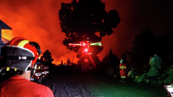 Un dron de la Unidad Militar de Emergencias (UME) estudia la erupción del volcán de Cumbre Vieja en La Palma (España)
 - Sputnik Mundo