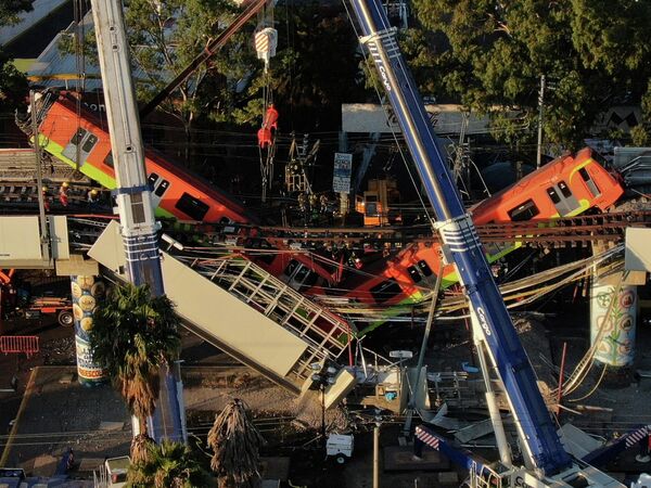 El 3 de mayo, a las 22:22 horas, se desplomó un tramo de la Línea 12 del metro de Ciudad México, entre las estaciones Olivos y Tezonco. Numerosos informes previos al trágico accidente revelan que la estructura tenía numerosas grietas y había quedado notoriamente desnivelada a consecuencia del sismo de Puebla del 2017. - Sputnik Mundo