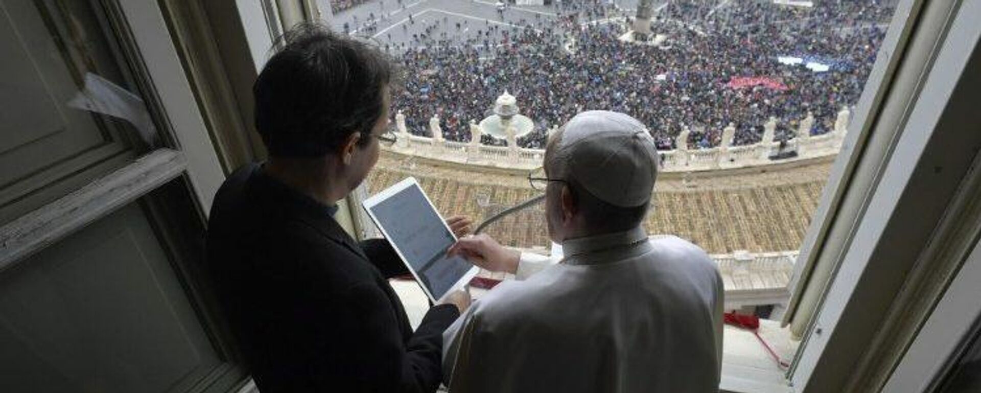 El papa Francisco probando la primera versión de su app de oración. El papa Francisco probando la primera versión de su app de oración. - Sputnik Mundo, 1920, 19.10.2021