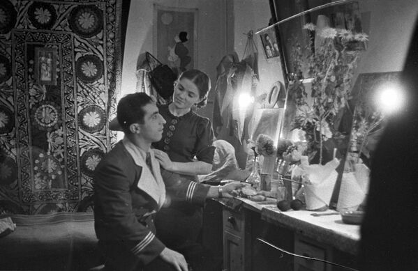 Cuando comenzó la Segunda Guerra Mundial y miles de moscovitas fueron al frente de combate, el circo siguió trabajando, pues las actuaciones subían el ánimo de los espectadores. Gran parte de los espectáculos estaban relacionados con temas militares, y el famoso payaso Karandash dejaba en ridículo a los fascistas durante los descansos. Muchos de los artistas también se fueron al frente, algunos de ellos directamente desde la arena.En la foto: el artista Mijaíl Rumyántsev, o payaso Karandash, en el vestuario, en 1939. - Sputnik Mundo