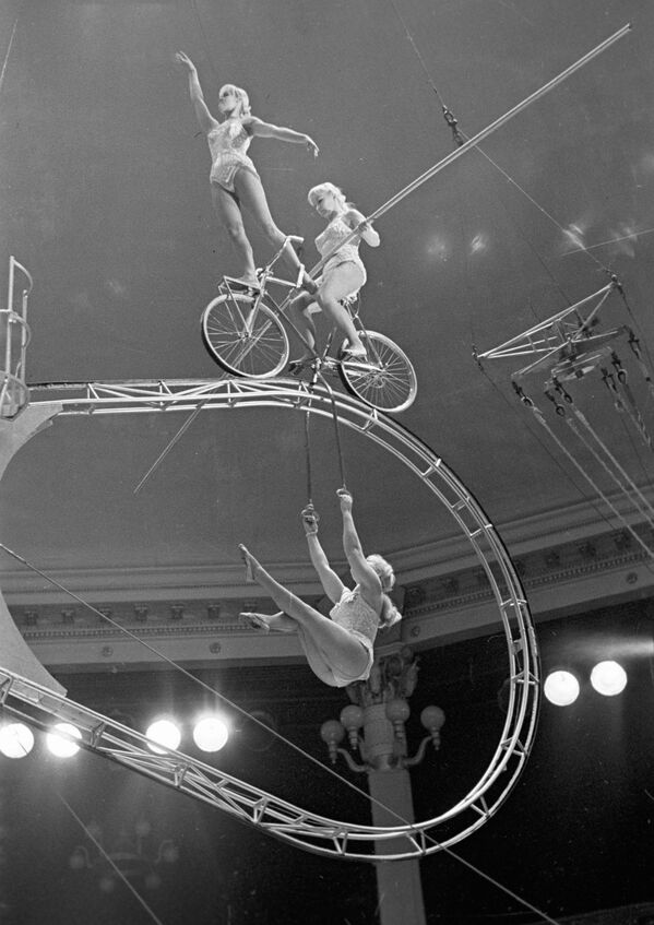 En la época de Albert Solomonski la arena vió las actuaciones de payasos y jinetes, acróbatas y adiestradores, esgrimistas y trapecistas. En los espectáculos se usaban máscaras artísticas, que eran bastante habituales en aquellos tiempos. Polichinela y Pierrot participaban en carnavales y sainetes.En la foto: las trapecistas Svetlana y Marta Avdéyeva con Natalia Sávkina bajo la cúpula del circo en 1973. - Sputnik Mundo