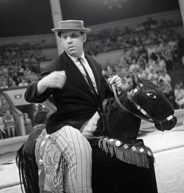 En 1983 Nikulin fue asignado como nuevo director de la compañía, donde actuó durante muchos años con unas pintorescas payasadas. Gracias al mítico actor de cine soviético se formaron nuevos programas, se idearon espectáculos originales y se construyó un nuevo edificio. Podía acomodar a hasta 2.000 espectadores.En la foto: Yuri Nikulin en 1967. - Sputnik Mundo