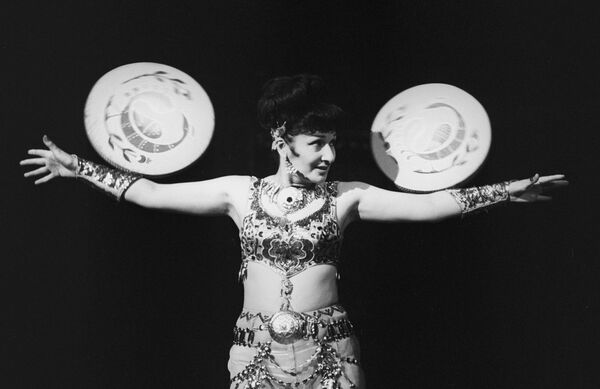 El circo permaneció sin cambios durante muchos años. Hasta que en 1919 Vladímir Lenin ordenó que se convirtiera en el primer circo estatal de la Unión Soviética. William Trucci —un italiano naturalizado de una famosa familia de artistas y jinetes— fue nombrado director de la compañía.En la foto: la artista Nazi Shirai durante su actuación en 1969. - Sputnik Mundo