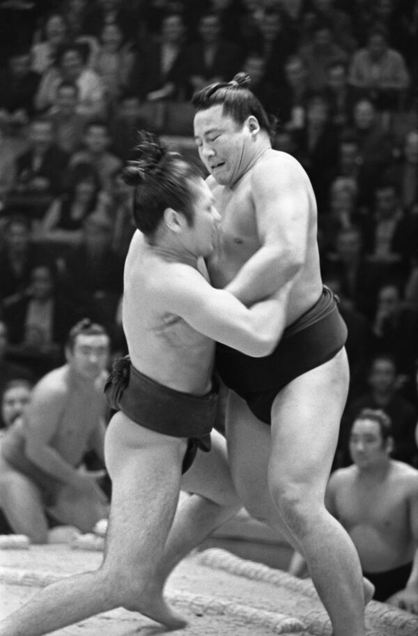 Salamonski quería hacer que el circo fuera más accesible a las personas de a pie. Así aparecieron sitios para estar de pie, y que cualquiera podía permitirse. Además, Salamonski fue el primero en darse cuenta de la importancia que tenían los niños para el circo. Fue precisamente este empresario el que empezó a dar espectáculos en horas diurnas para los más pequeños. Esta tradición se mantiene hoy en día.En la foto: unos luchadores de sumo japoneses en la arena del circo en 1965. - Sputnik Mundo