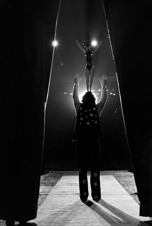 El payaso y adiestrador de gatos Yuri Kuklachov en la arena del circo en el Bulevar Tsvetnoi de Moscú en 1976. - Sputnik Mundo