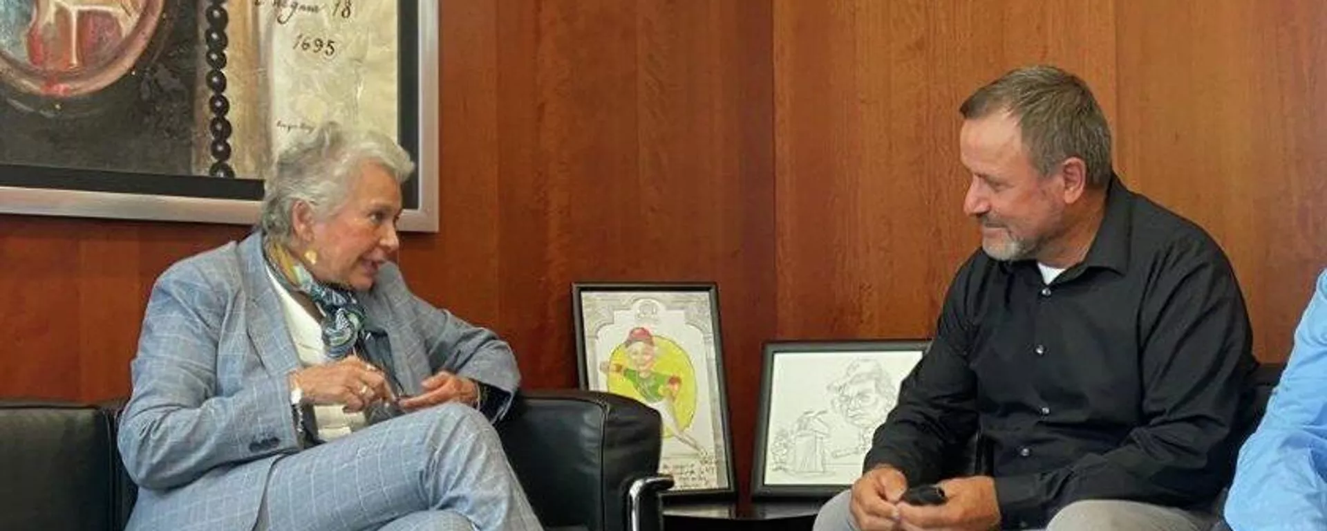 Adrián LeBarón con la senadora Olga Sánchez Cordero. Adrián LeBarón con la senadora Olga Sánchez Cordero. - Sputnik Mundo, 1920, 11.11.2021