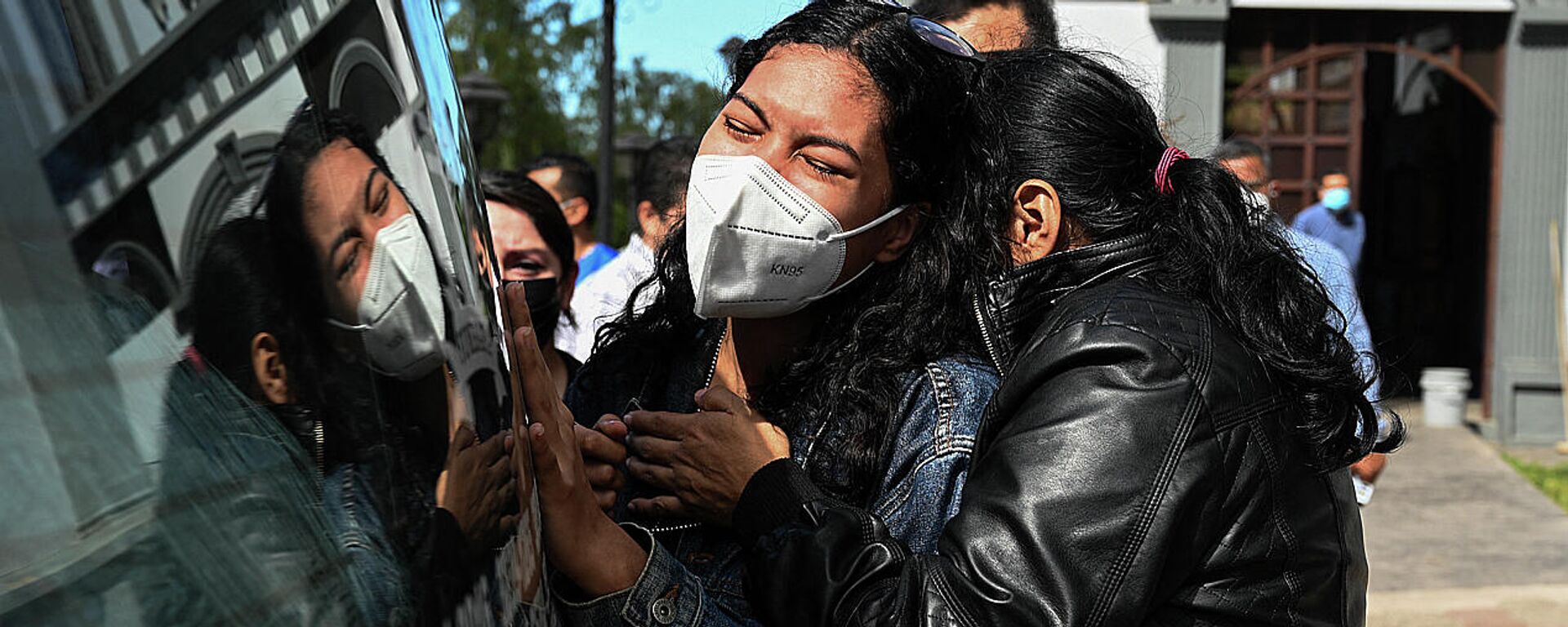 Amigos y familiares del periodista hondureño Nelson Flores Valeriano durante su funeral - Sputnik Mundo, 1920, 23.10.2021