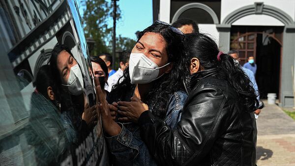 Amigos y familiares del periodista hondureño Nelson Flores Valeriano durante su funeral - Sputnik Mundo