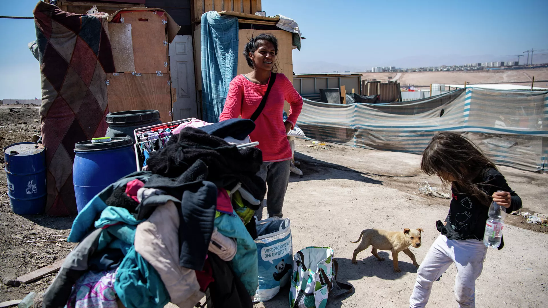Una mujer y una niña migrantes venezolanas en las afueras de Iquique, Chile