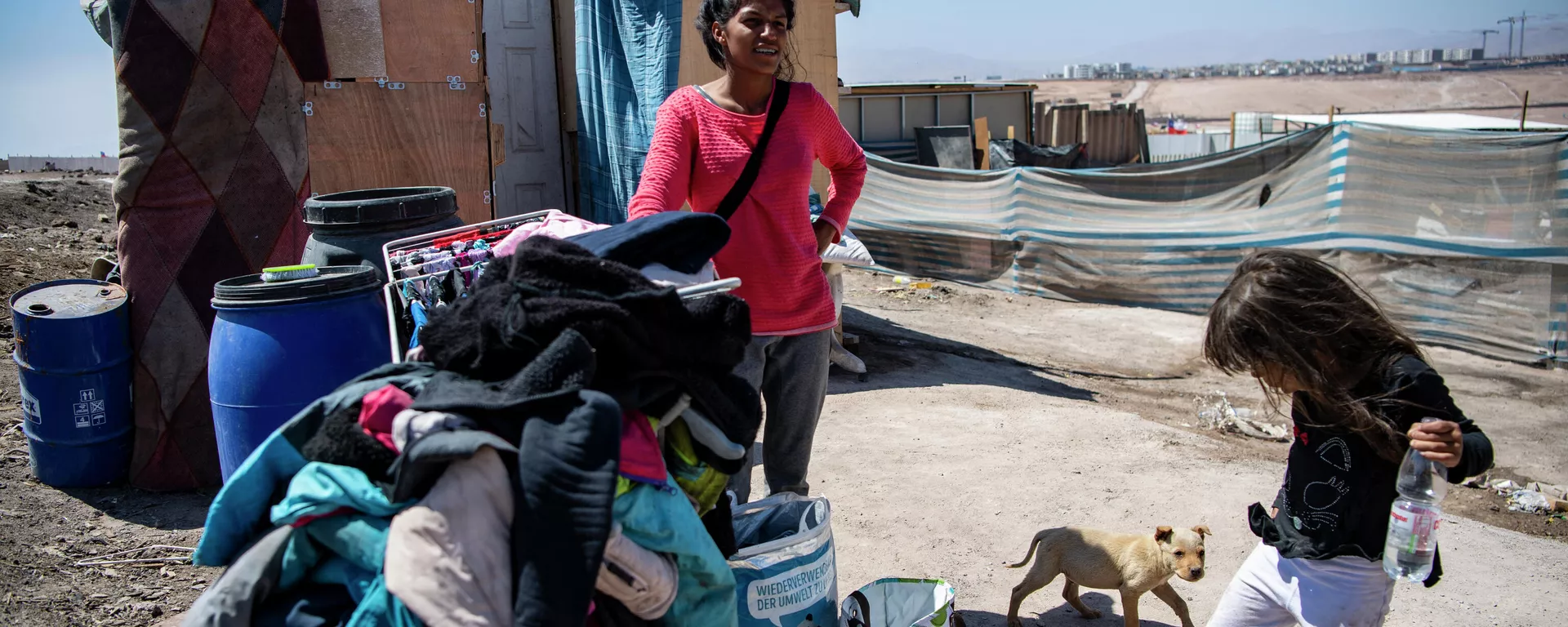 Una mujer y una niña migrantes venezolanas en las afueras de Iquique, Chile Una mujer y una niña migrantes venezolanas en las afueras de Iquique, Chile - Sputnik Mundo, 1920, 21.10.2021