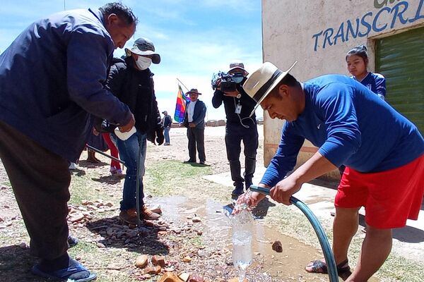 En casa de Gloria Vargas dieron agua a las y los marchistas - Sputnik Mundo