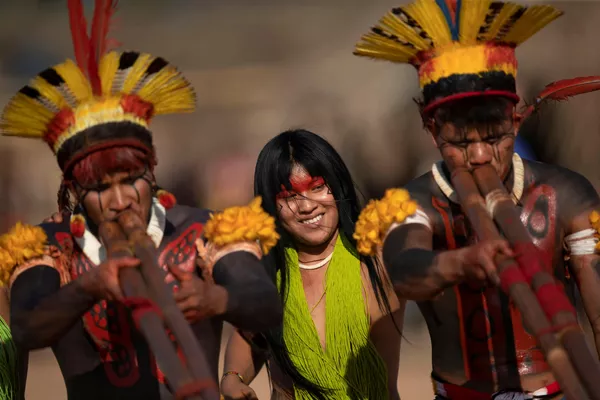 Los miembros de la tribu yawalapiti tocan flautas de bambú urua durante un ritual kuarup en el Parque Nacional Indígena Chingu, en Brasil. Los miembros de la tribu yawalapiti tocan flautas de bambú urua durante un ritual kuarup en el Parque Nacional Indígena Chingu, en Brasil. - Sputnik Mundo
