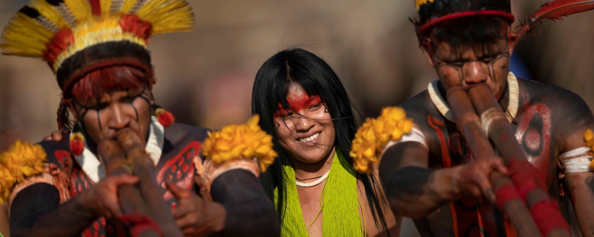 Люди племен Явалапити, Калапало и Мехинако играют на бамбуковых флейтах уруа во время похоронного ритуала Куаруп в память о вожде в парке коренных народов Шингу в Бразилии - Sputnik Mundo, 1920, 22.10.2021