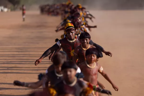 Los miembros de las tribus yawalapiti, yalapalo y mehinako celebran el kuarup para rendir homenaje a los muertos.En la foto: los yawalapiti realizan una danza tradicional durante el ritual. Los miembros de las tribus yawalapiti, yalapalo y mehinako celebran el kuarup para rendir homenaje a los muertos.En la foto: los yawalapiti realizan una danza tradicional durante el ritual. - Sputnik Mundo