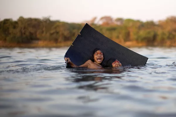 El ritual tiene lugar en el Parque Nacional de Xingu.En la foto: unos niños juegan en el río Xingu durante el ritual de quarup. El ritual tiene lugar en el Parque Nacional de Xingu.En la foto: unos niños juegan en el río Xingu durante el ritual de quarup. - Sputnik Mundo