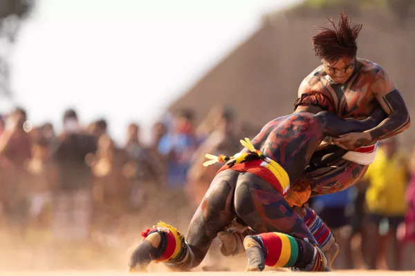 El ritual marca el final de un periodo de luto e incluye la escenificación de una versión de la creación humana y una competición de lucha uka-uka. A los invitados se les dan frutos secos como comida ceremonial. El ritual marca el final de un periodo de luto e incluye la escenificación de una versión de la creación humana y una competición de lucha uka-uka. A los invitados se les dan frutos secos como comida ceremonial. - Sputnik Mundo