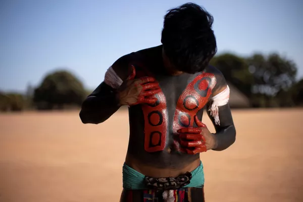 Un hombre de la tribu yawalapiti durante el kuarup en el Parque Nacional Indígena de Xingu, en Brasil. Un hombre de la tribu yawalapiti durante el kuarup en el Parque Nacional Indígena de Xingu, en Brasil. - Sputnik Mundo