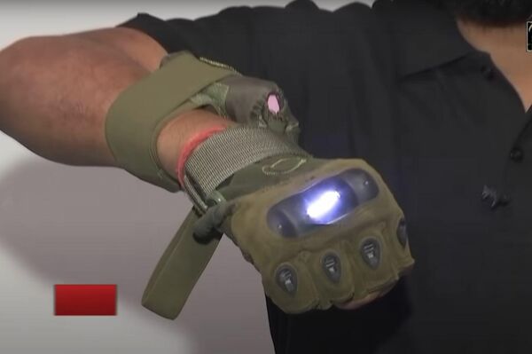 Guante eléctrico de la compañía india Apasteron - Sputnik Mundo