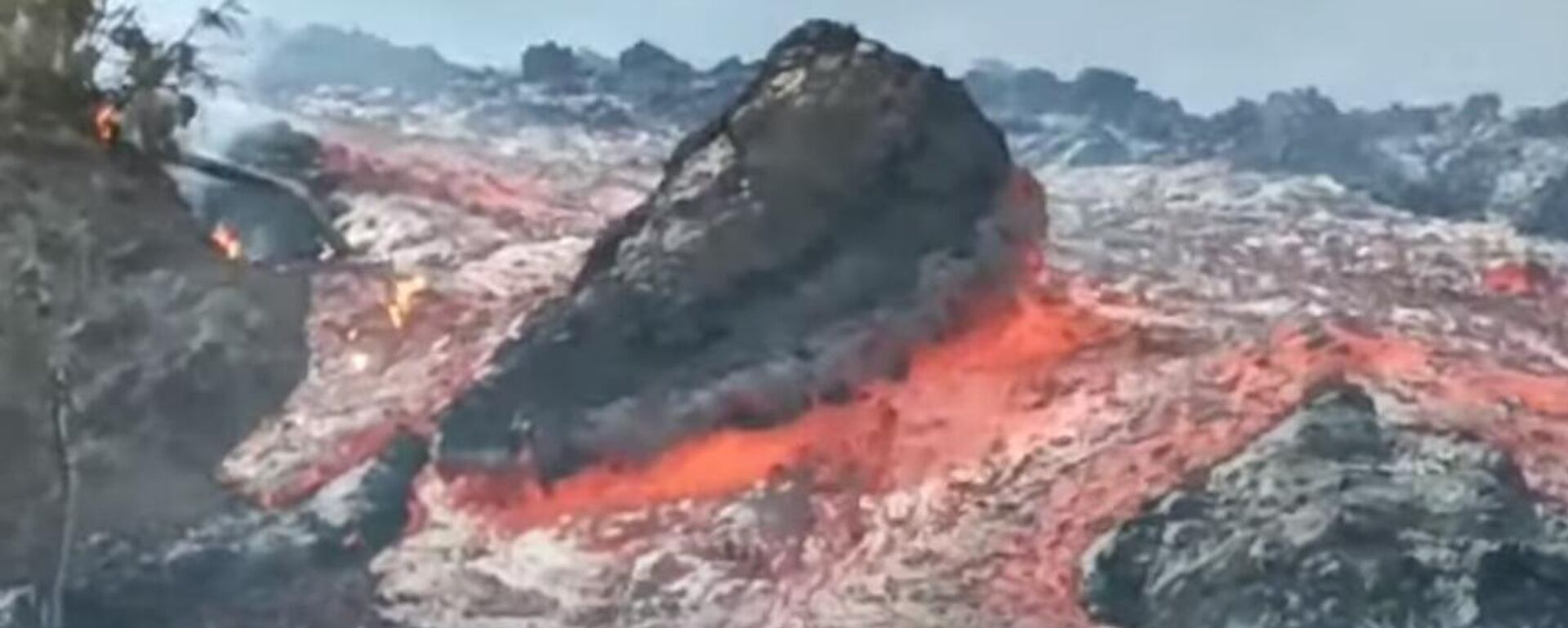 Bloque deslizándose entre el río de lava Bloque deslizándose entre el río de lava - Sputnik Mundo, 1920, 21.10.2021