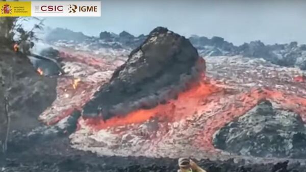 Bloque deslizándose entre el río de lava - Sputnik Mundo