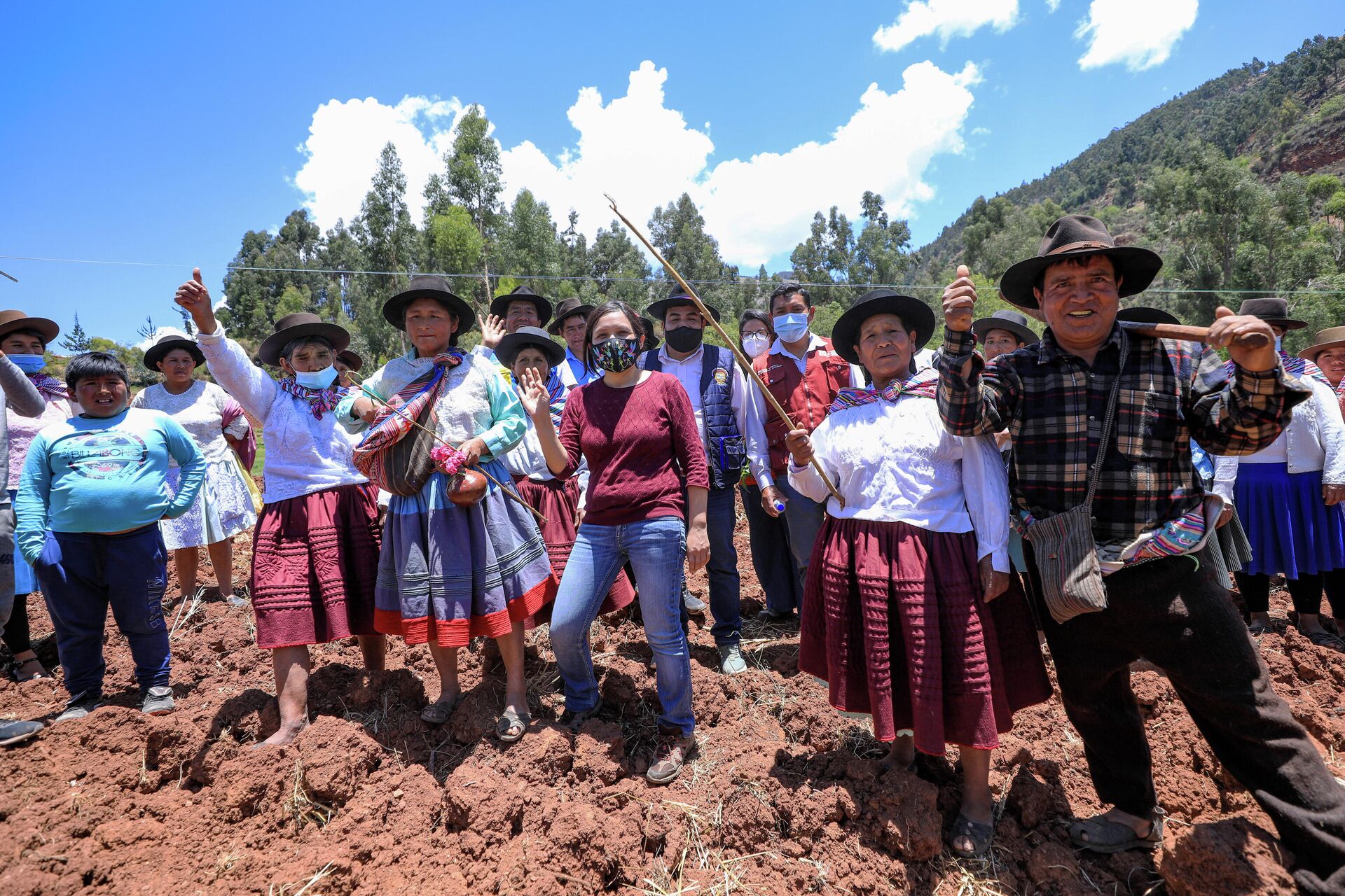 Anahí Durand, ministra de la Mujer y Poblaciones Vulnerables del Perú junto a trabajadores del campo - Sputnik Mundo, 1920, 22.10.2021