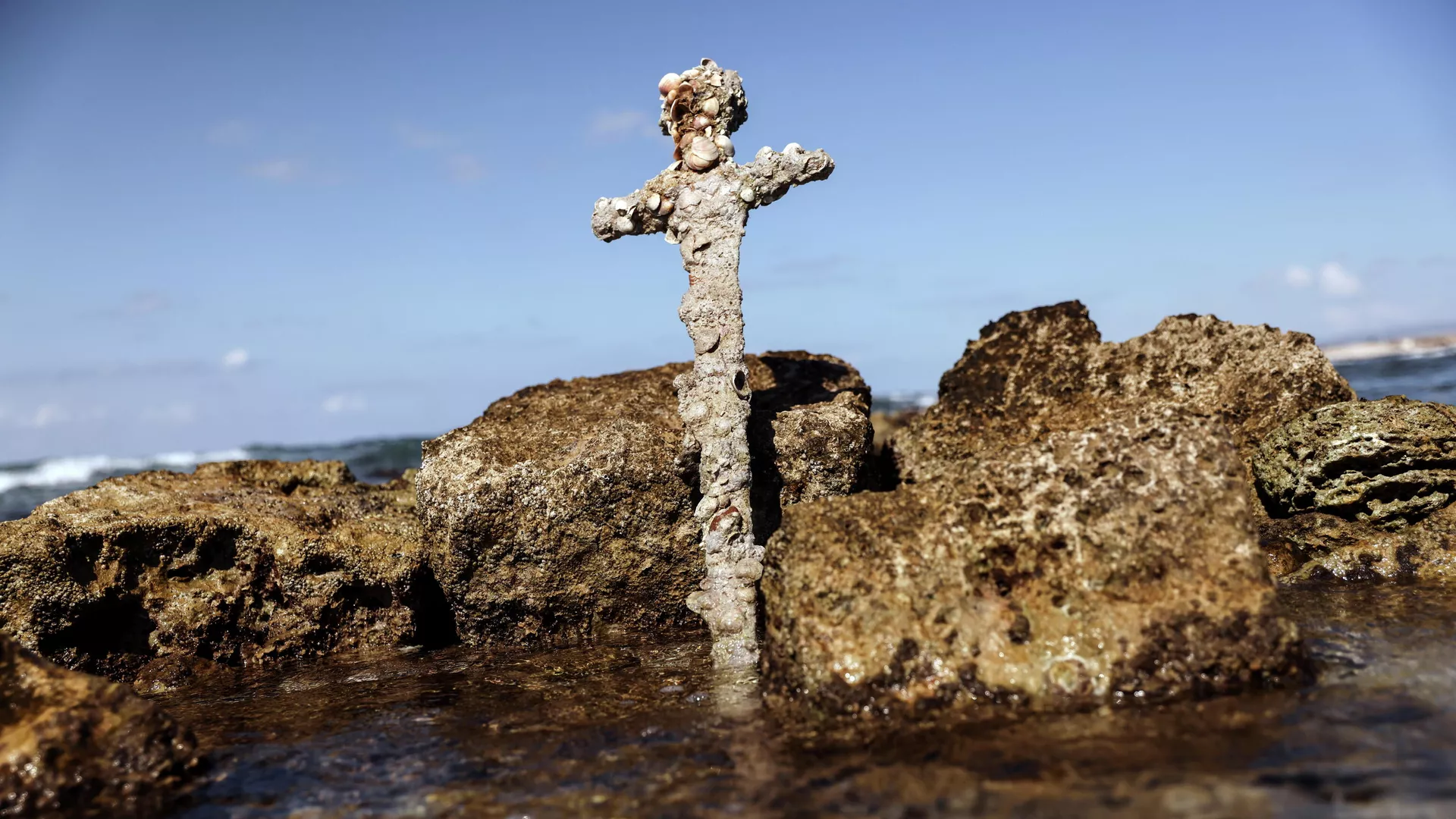 Espada encontrada en la costa israelí