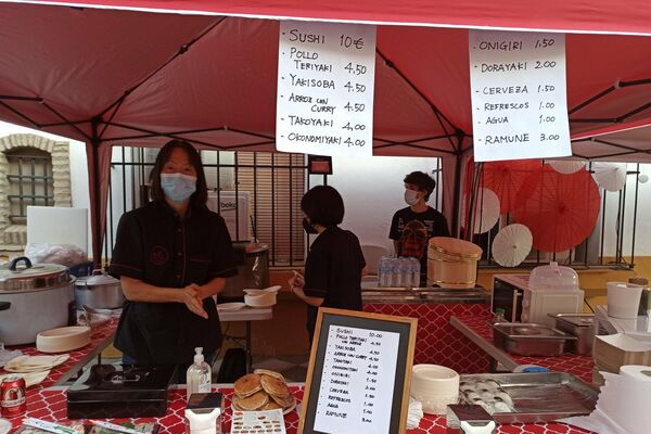 Puesto callejero de comida en Coria del Río durante la Semana Cultural. Fuente Ayto. Coria del Río - Sputnik Mundo