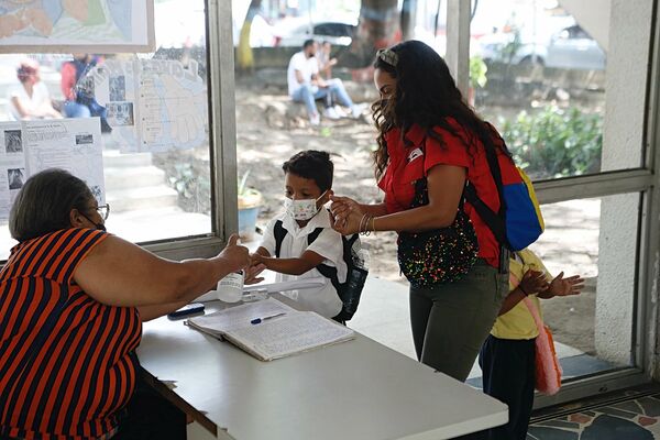 Con mascarillas, niños retoman clases presenciales en Venezuela - Sputnik Mundo